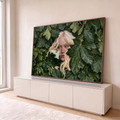 Mulher loira de sardas espiando entre folhagem verde com borboleta branca no rosto, quadro decorativo