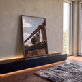 Cavalo branco espiando entre cerca de madeira rústica sob céu azul com sol, quadro decorativo