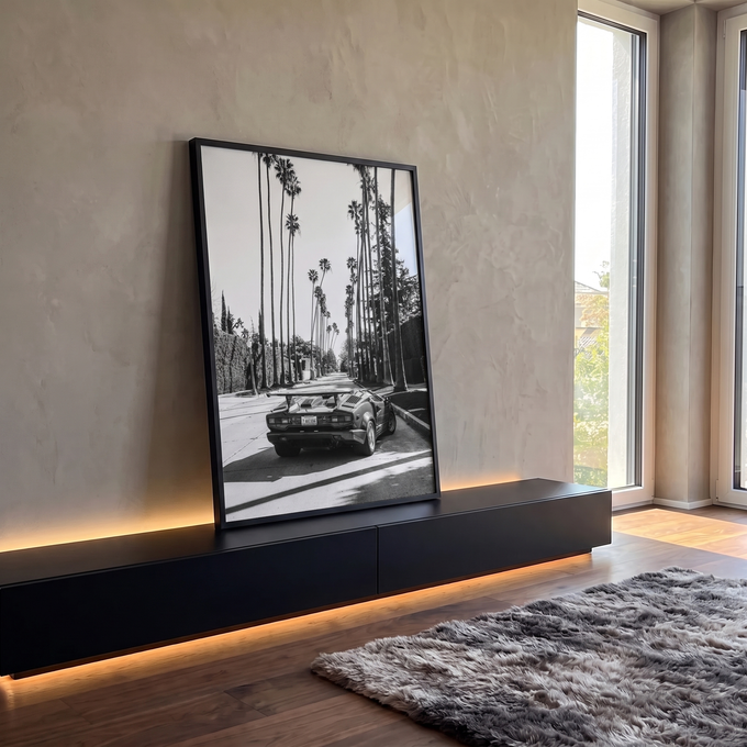 Carro esportivo retrô com aerofólio em rua de palmeiras, fotografia preto e branco, quadro decorativo