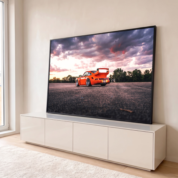 Porsche 911 laranja com aerofólio em asfalto sob céu roxo e rosa ao pôr do sol, quadro decorativo