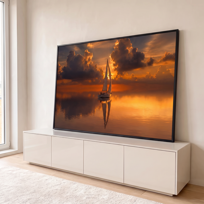 Quadro Decorativo Grande Veleiro Mar Calmo para Sala Laranja | quadros decorativos para sala | veleiro branco navegando em mar calmo sob pôr do sol dourado com nuvens dramáticas | em Quadros para Sala | Porao dos Quadros