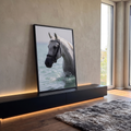 Cavalo branco malhado com cabeçada preta entrando no mar turquesa entre respingos, quadro decorativo
