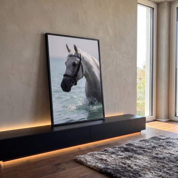 Cavalo branco malhado com cabeçada preta entrando no mar turquesa entre respingos, quadro decorativo