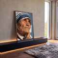 Quadro Decorativo Madre Teresa de Calcuta em Oração Pintura | quadros decorativos para sala | retrato pintado de mulher idosa com véu azul e branco olhando para cima em pintura a óleo | em Quadros para Sala | Porao dos Quadros