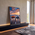 Supra laranja e Skyline prata em rodovia ao pôr do sol com cidade ao fundo, quadro decorativo
