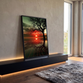 Árvore seca em silhueta, sol vermelho no horizonte e grade neon refletida na água, quadro decorativo