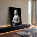Quadro Decorativo Grande Mona Lisa para Sala Branco | quadros decorativos para sala | escultura em mármore branco da Mona Lisa com mãos cruzadas sobre fundo preto | em Quadros para Sala | Porao dos Quadros