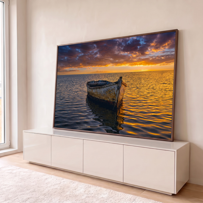 Quadro Decorativo Grande Barco de Pesca Mar para Sala | quadros decorativos para sala | barco de pesca desgastado ancorado em mar calmo sob céu de pôr do sol dramático | em Quadros para Sala | Porao dos Quadros