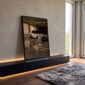 Tigre branco caminhando diante de carro esportivo em garagem de mármore ao pôr do sol, quadro decorativo