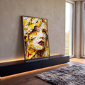Rosto de mulher em mosaico 3D de fragmentos amarelos e brancos com lábios vermelhos, quadro decorativo
