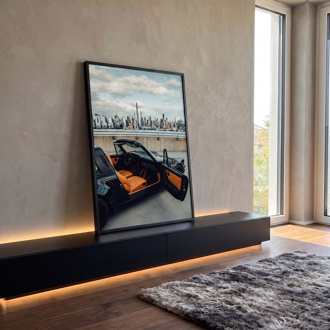 Porsche Targa preto aberto com bancos caramelo diante do skyline de Nova York, quadro decorativo