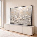Jesus de manto branco caminhando sobre ondas em relevo branco e bege sob nuvens, quadro decorativo