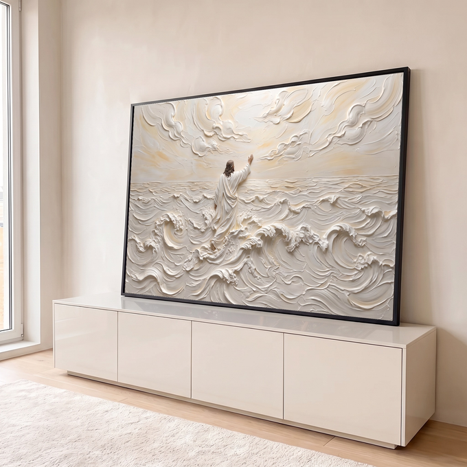 Jesus de manto branco caminhando sobre ondas em relevo branco e bege sob nuvens, quadro decorativo