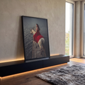 Mulher de vestido vermelho montada em cavalo branco sobre cais de pedra e água escura, quadro decorativo