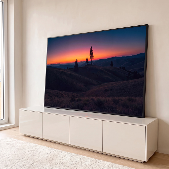 Pôr do sol laranja sobre colinas ondulantes com pinheiros em silhueta e lua crescente, quadro decorativo