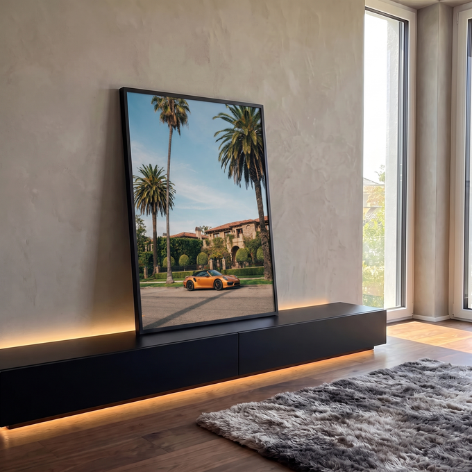 Porsche conversível dourado estacionado diante de mansão mediterrânea entre palmeiras, quadro decorativo