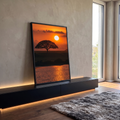 Quadro Decorativo Grande Pôr do Sol na Savana para Sala | quadros decorativos para sala | árvore solitária em silhueta sob pôr do sol dourado refletido em lago | em Quadros para Sala | Porao dos Quadros