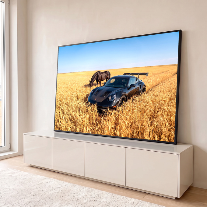 Porsche preto esportivo com aerofólio e cavalo negro pastando em campo de trigo dourado, quadro decorativo