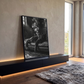 Gato preto deitado em sofá de couro fumando charuto, fotografia preto e branco, quadro decorativo