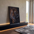 Tigre em close com olhos verdes, pelagem laranja listrada de preto e fundo escuro, quadro decorativo