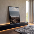 Quadro Decorativo Grande Figura em Manto para Sala Cinza | quadros decorativos para sala | figura de manto branco com cajado diante do mar, cercada por multidão nas rochas | em Quadros para Sala | Porao dos Quadros