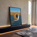 Veleiro com girassol gigante como vela no mar azul, campo de girassóis ao fundo, quadro decorativo