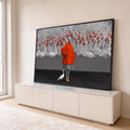 Mulher de casaco laranja e saia pied de poule entre cisnes brancos e galhos secos, quadro decorativo