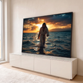 Jesus de túnica caminhando no mar ao pôr do sol com céu laranja e ondas azuis, quadro decorativo