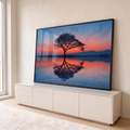 Quadro Decorativo Grande Árvore Solitária Reflexo para Sala | quadros decorativos para sala | árvore solitária em silhueta refletida no lago sob céu de pôr do sol laranja e azul | em Quadros para Sala | Porao dos Quadros