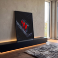 Close de lanterna traseira vermelha de carro clássico preto com cromado e gotas de chuva, quadro decorativo