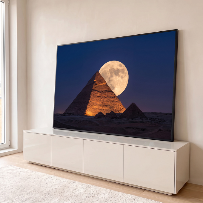Quadro Decorativo Grande Pirâmide de Gizé para Sala Laranja | quadros decorativos para sala | pirâmide egípcia iluminada em laranja com lua cheia atrás do topo contra céu azul escuro | em Quadros para Sala | Porao dos Quadros