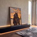 Quadro Decorativo Grande Cavalo Baio para Sala Marrom | quadros decorativos para sala | cavalo castanho com brida preta sob céu de pôr do sol laranja intenso | em Quadros para Sala | Porao dos Quadros