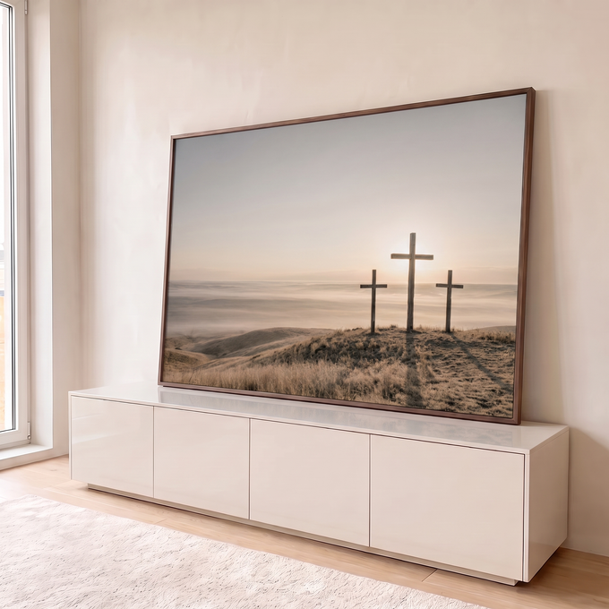 Quadro Decorativo Grande Três Cruzes de Jesus para Sala Bege | quadros decorativos para sala | três cruzes de madeira em colina ao amanhecer com névoa no vale | em Quadros para Sala | Porao dos Quadros