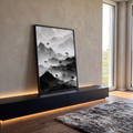 Montanhas em camadas com névoa em preto e branco e árvores solitárias estilo nanquim, quadro decorativo