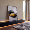 Quadro Decorativo Grande Rodas Douradas para Sala Amarelo | quadros decorativos para sala | carro esportivo amarelo e preto fotografado de trás em showroom iluminado | em Quadros para Sala | Porao dos Quadros