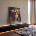 Mulher de vestido vinho montando cavalo baio que galopa na água do lago levantando areia, quadro decorativo