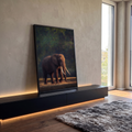 Elefante africano de grandes presas caminhando na mata verde com luz dourada, quadro decorativo