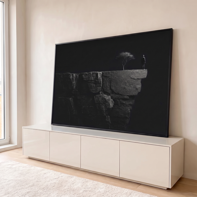 Quadro Decorativo Grande Homem no Penhasco para Sala Preto | quadros decorativos para sala | homem de pé no topo de um penhasco ao lado de árvore seca, em preto e branco | em Quadros para Sala | Porao dos Quadros