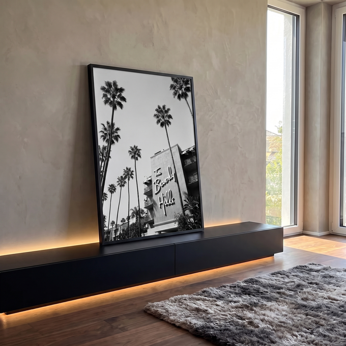 Fotografia preto e branco da fachada do Beverly Hills Hotel com letreiro e palmeiras altas, quadro decorativo