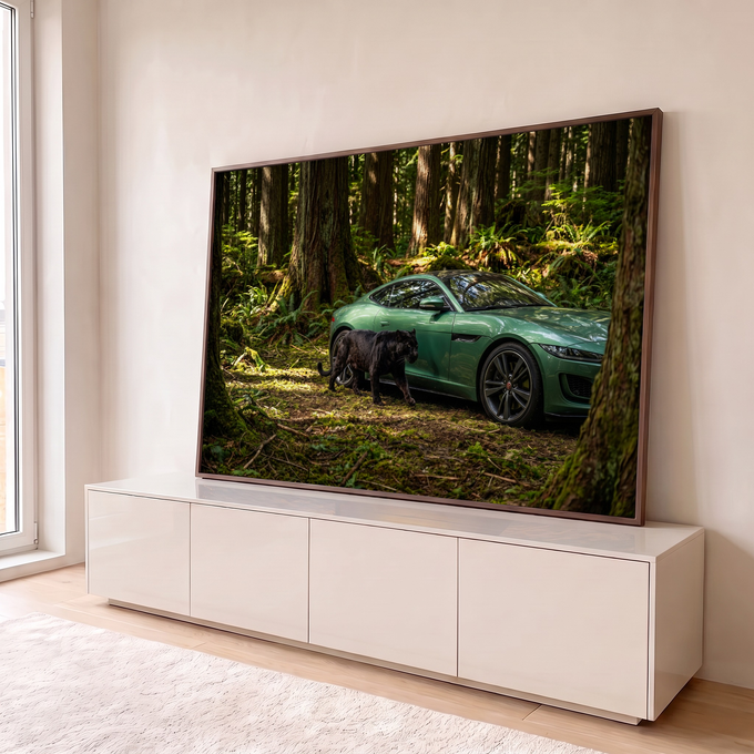 Carro esportivo Jaguar verde e pantera negra caminhando na floresta com samambaias, quadro decorativo