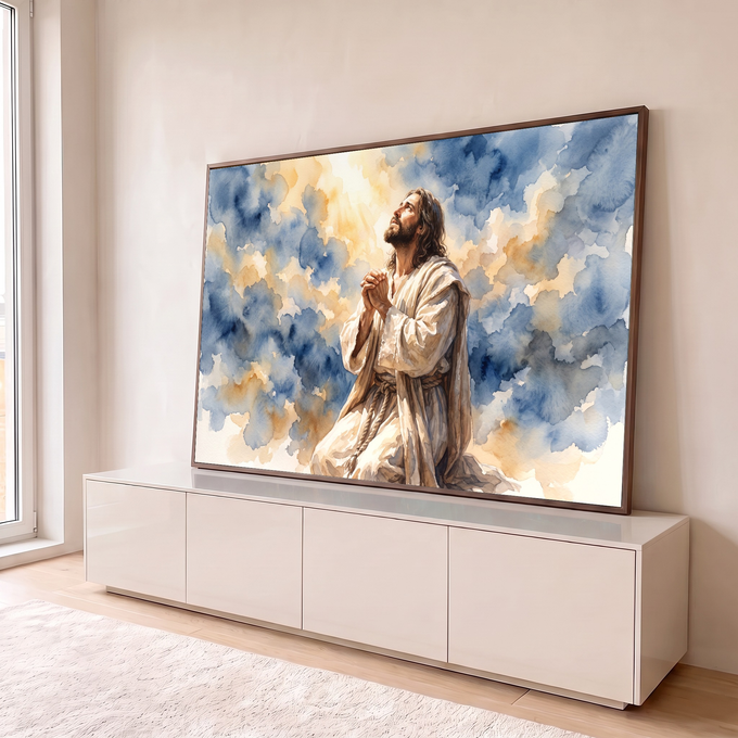 Jesus ajoelhado em oração olhando a luz do céu entre nuvens azuis e douradas em aquarela, quadro decorativo