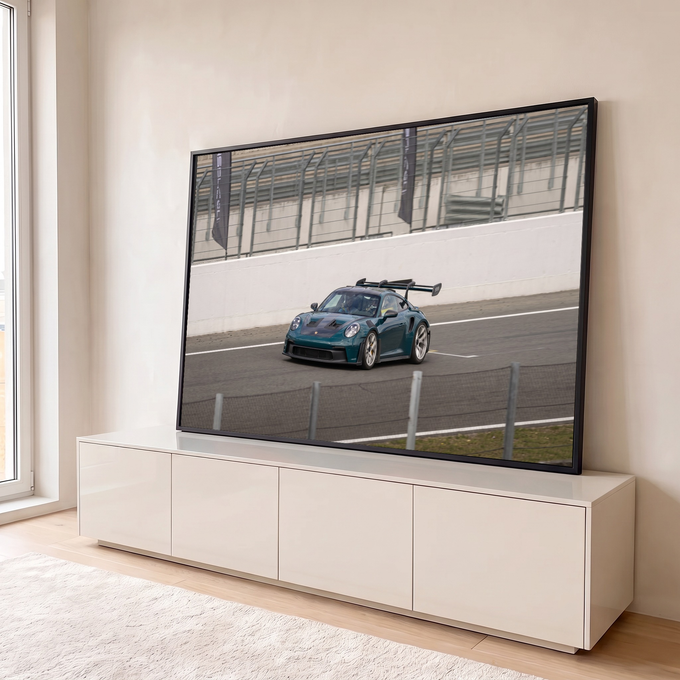 Porsche 911 GT3 RS verde com aerofólio acelerando em pista de corrida cinza, fotografia, quadro decorativo