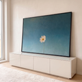 Quadro Decorativo Grande Flor Branca para Sala Azul | quadros decorativos para sala | flor branca solitária com centro amarelo sobre fundo azul texturizado | em Quadros para Sala | Porao dos Quadros