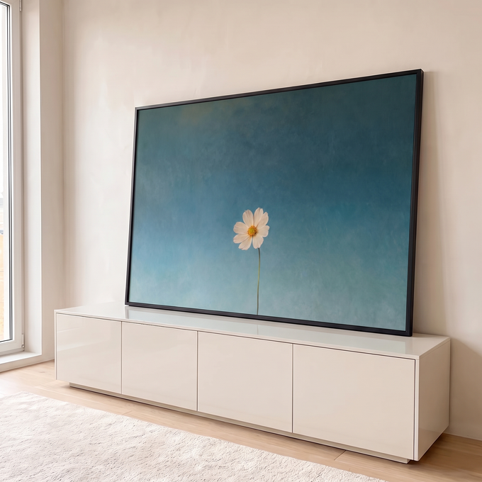 Quadro Decorativo Grande Flor Branca para Sala Azul | quadros decorativos para sala | flor branca solitária com centro amarelo sobre fundo azul texturizado | em Quadros para Sala | Porao dos Quadros