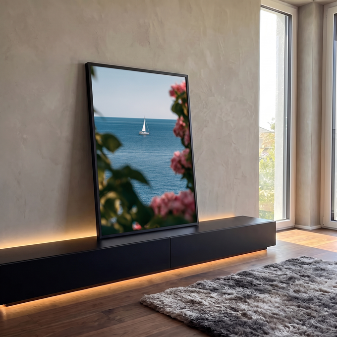 Quadro Decorativo Veleiro no Mar Emoldurado por Flores Rosa | quadros decorativos para sala | veleiro branco no mar azul visto entre flores rosa desfocadas em primeiro plano | em Quadros para Sala | Porao dos Quadros