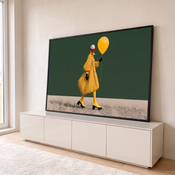 Quadro Decorativo Grande Figura com Sobretudo para Sala | quadros decorativos para sala | figura de sobretudo xadrez amarelo segurando balão amarelo sobre fundo verde escuro | em Quadros para Sala | Porao dos Quadros