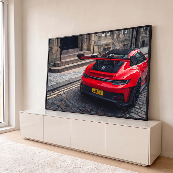 Quadro Decorativo Grande Carro com Aerofólio para Sala | quadros decorativos para sala | carro esportivo vermelho visto de trás com aerofólio preto em rua de paralelepípedos | em Quadros para Sala | Porao dos Quadros