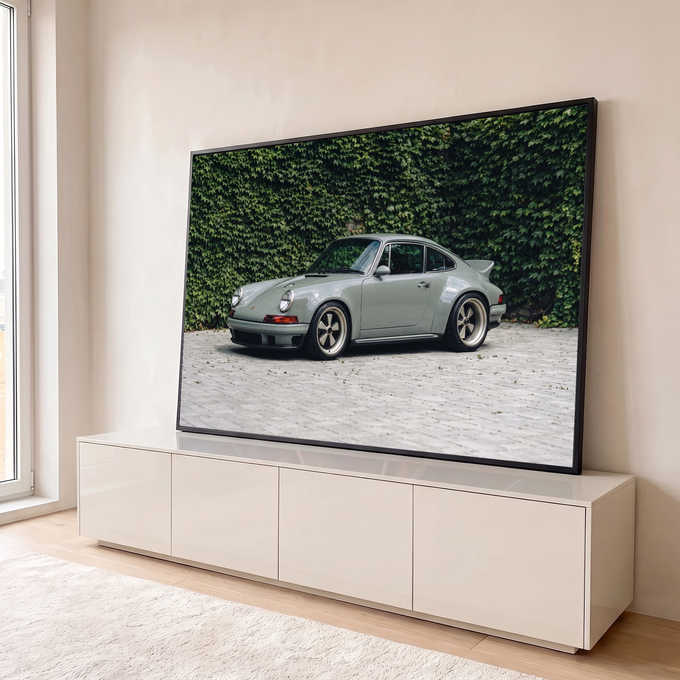 Porsche 911 clássico verde sage com rodas Fuchs em pátio de pedras e muro de hera, quadro decorativo