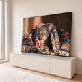 Gato tabby de olhos azuis aconchegado em manta azul estampada com franjas, quadro decorativo