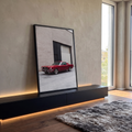 Mustang fastback clássico vermelho estacionado diante de parede de tijolos bege, quadro decorativo